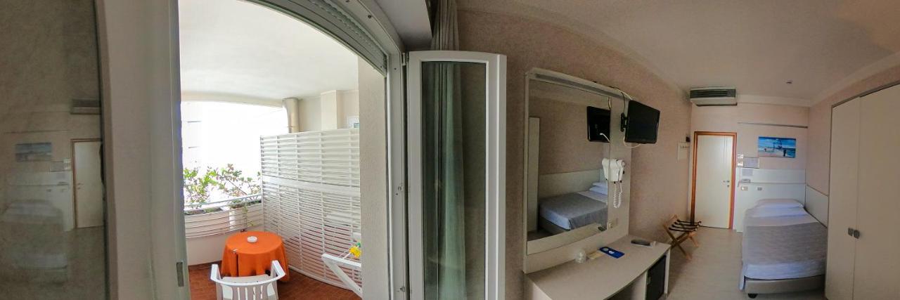 Hotel Record Riccione Bagian luar foto