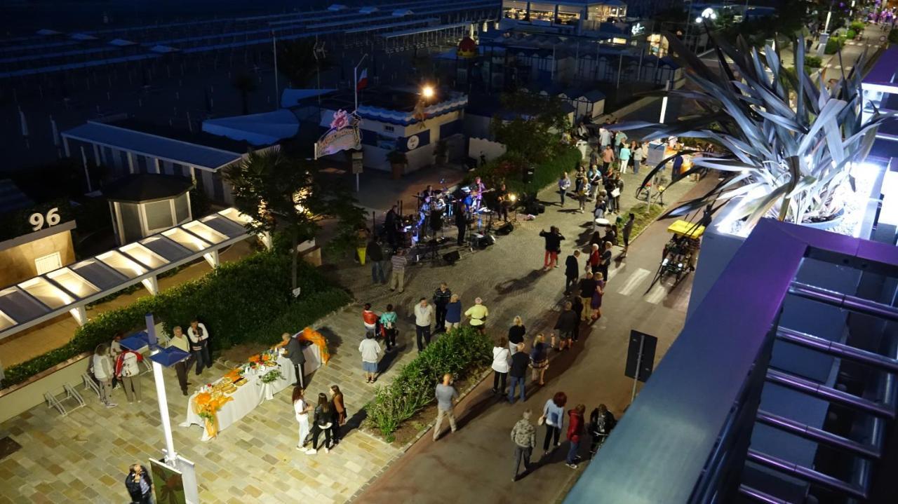Hotel Record Riccione Bagian luar foto