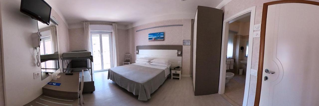 Hotel Record Riccione Bagian luar foto