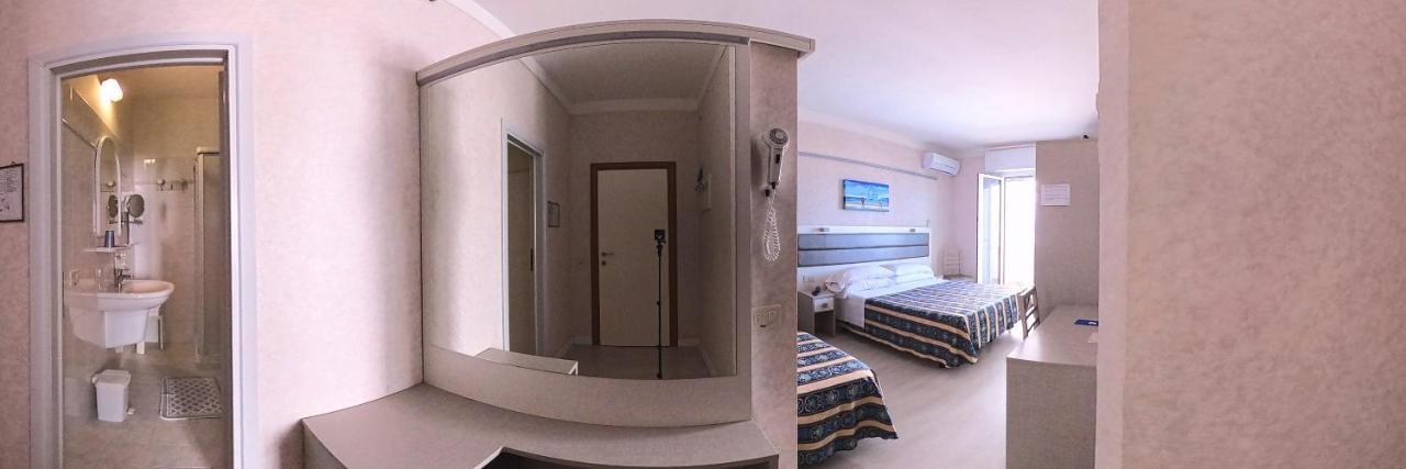 Hotel Record Riccione Bagian luar foto