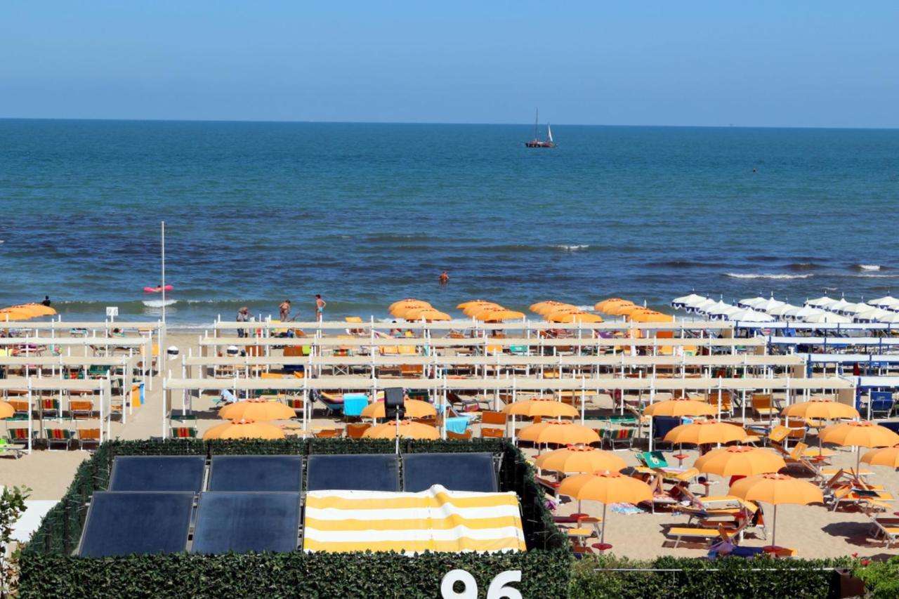 Hotel Record Riccione Bagian luar foto