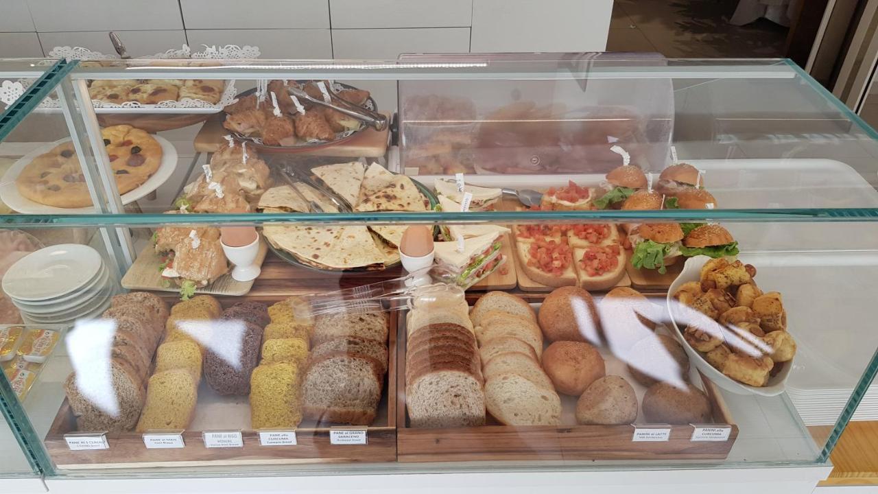 Hotel Record Riccione Bagian luar foto