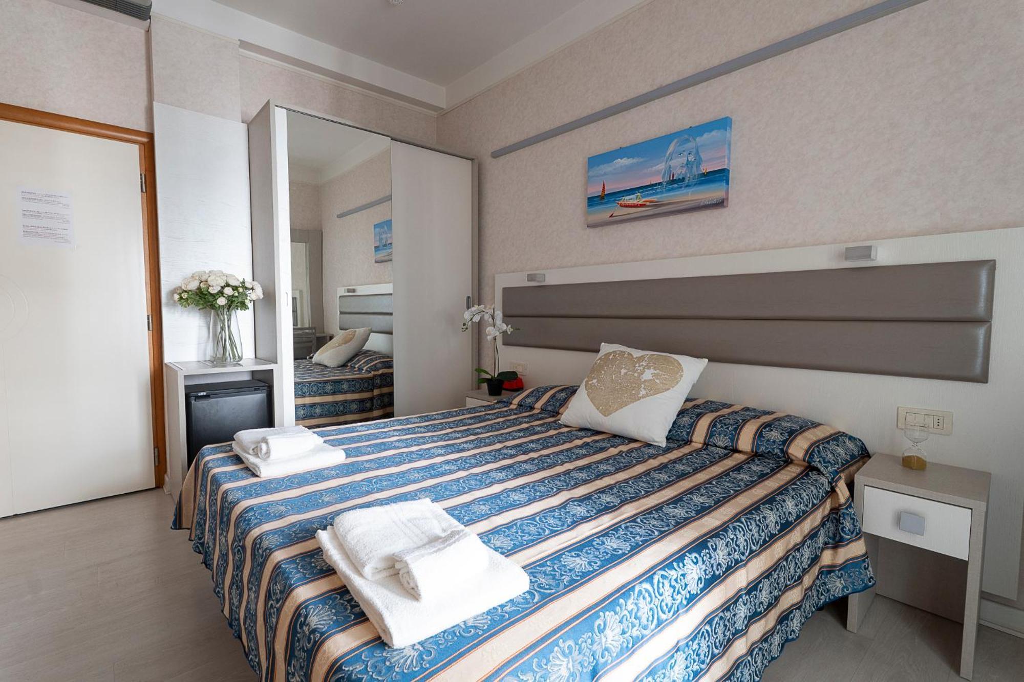 Hotel Record Riccione Bagian luar foto