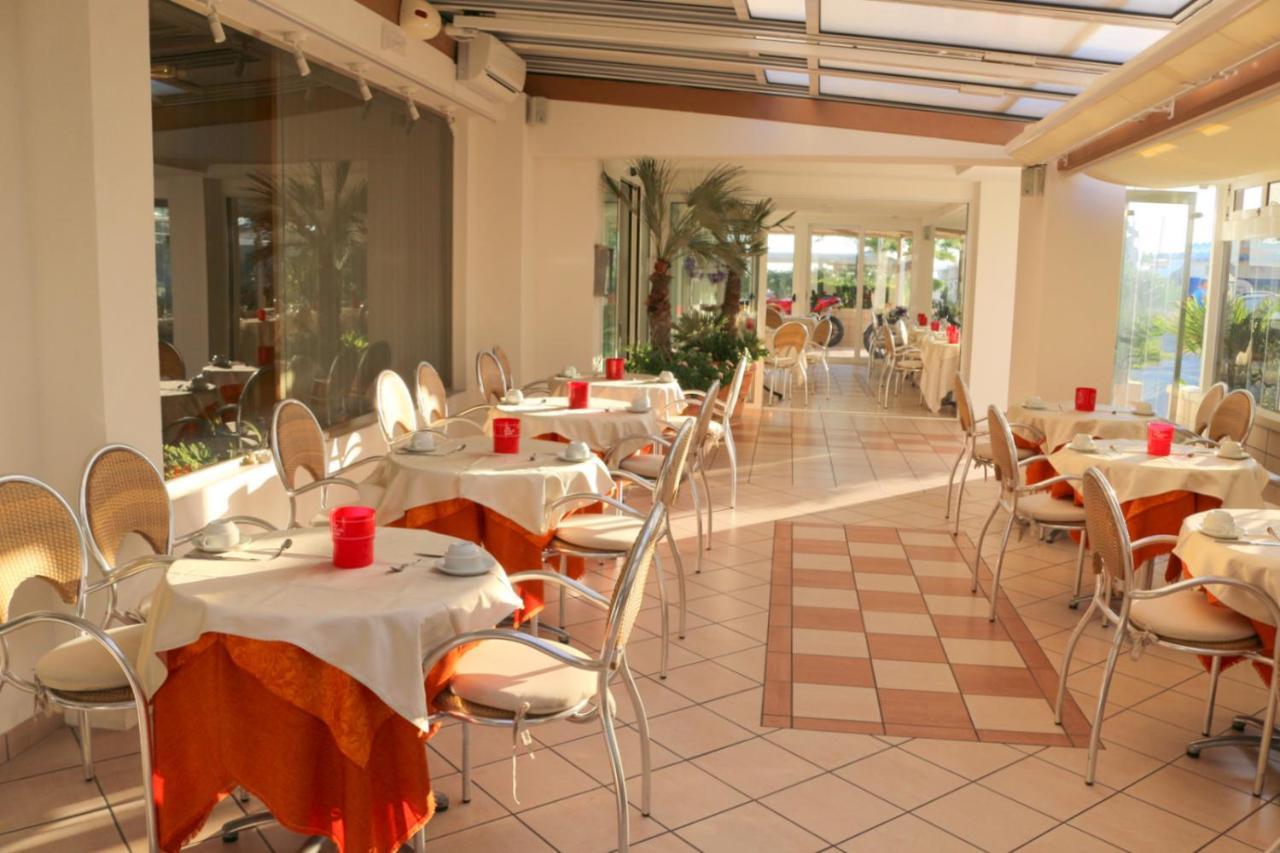Hotel Record Riccione Bagian luar foto